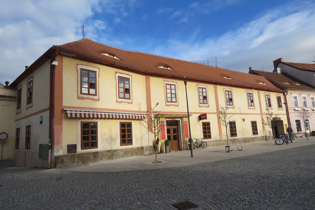 Horažďovice, náměstí Míru, dům čp. 12 v areálu zámku, 2023.